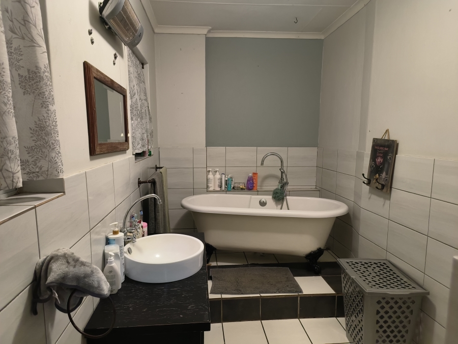 3 Bedroom Property for Sale in Kannoniers Park North West